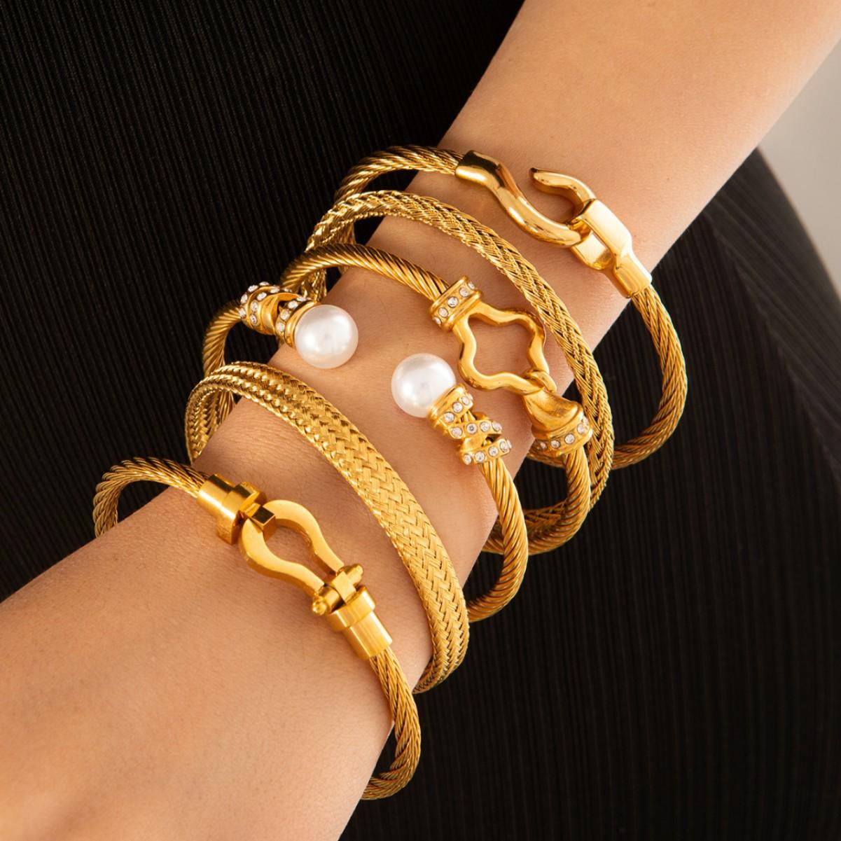 cross-border titanium steel bracelet affordable luxury fashion clover bracelet 18k electroplated geometric bracelet high-grade bracelet wholesale