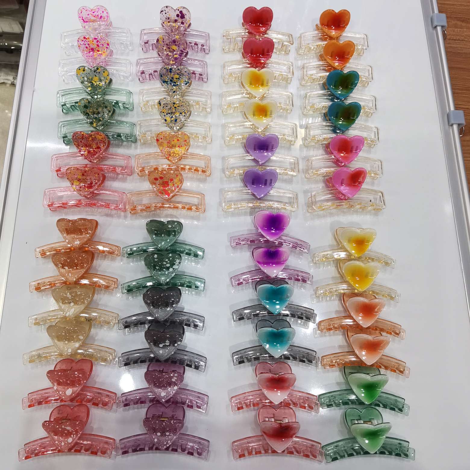 6 cm reverse-sprayed transparent pearlescent dual-color plastic gripper detail image 4