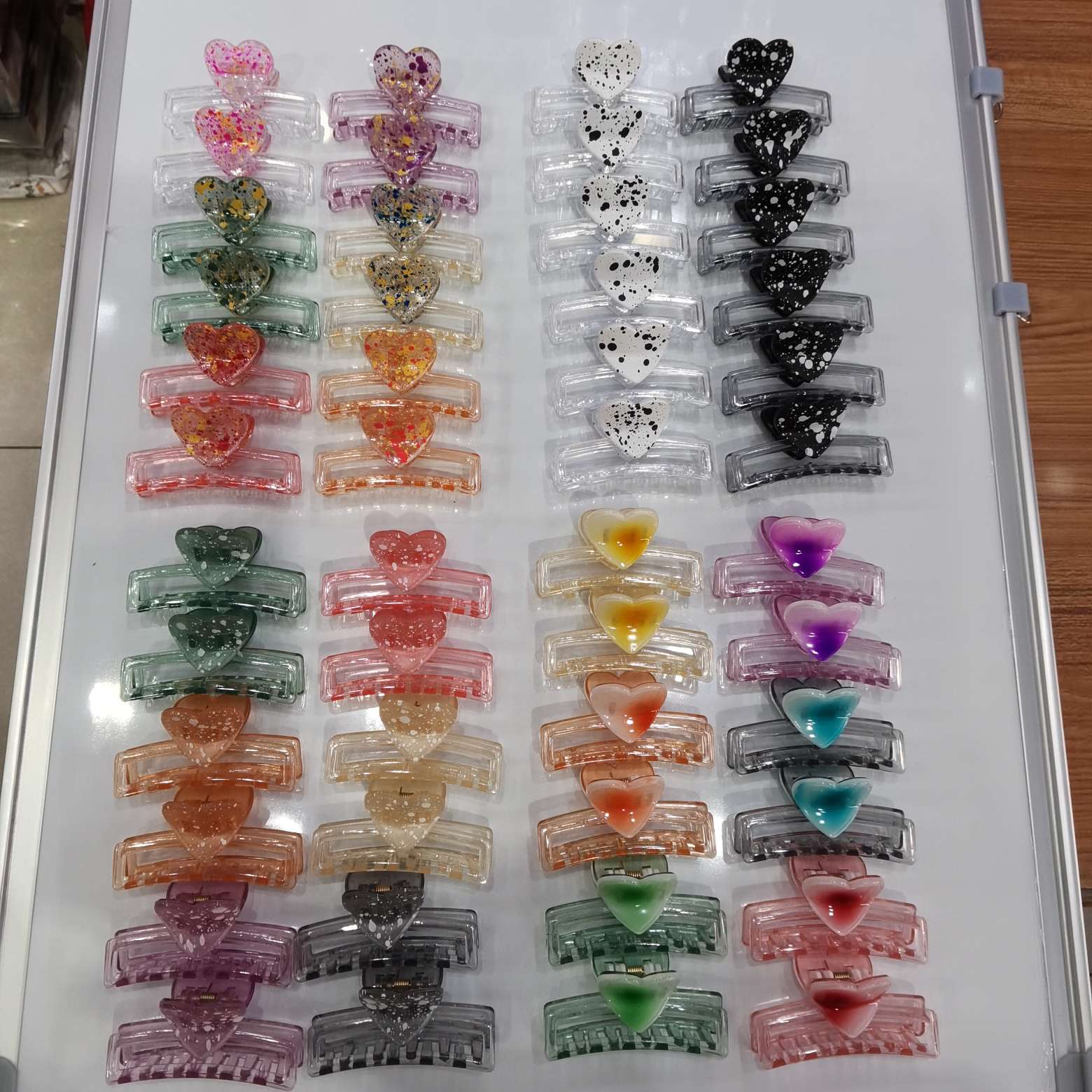 6 cm reverse-sprayed transparent pearlescent dual-color plastic gripper detail image 2