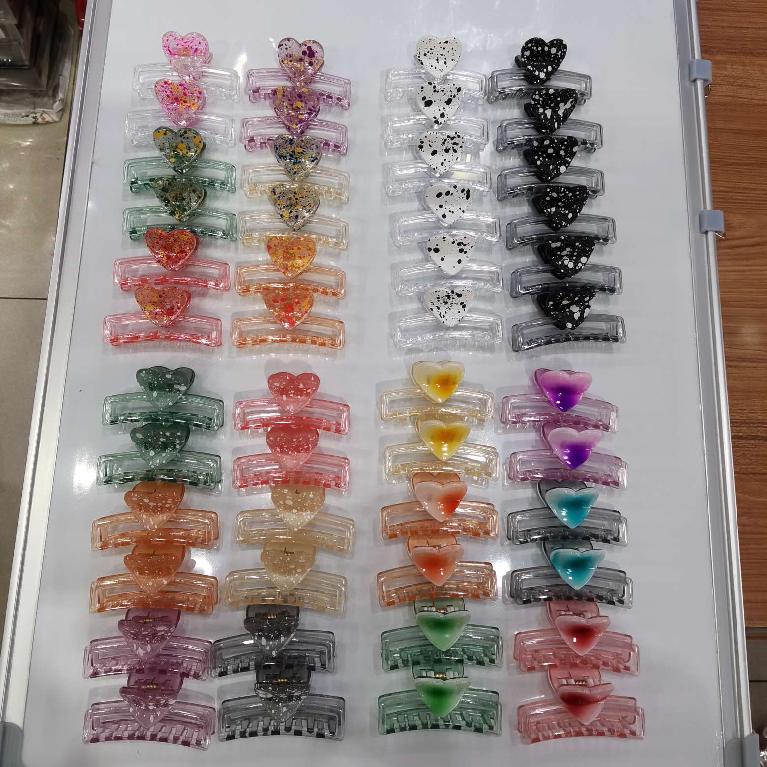 6 cm reverse-sprayed transparent pearlescent dual-color plastic gripper Application Scenario