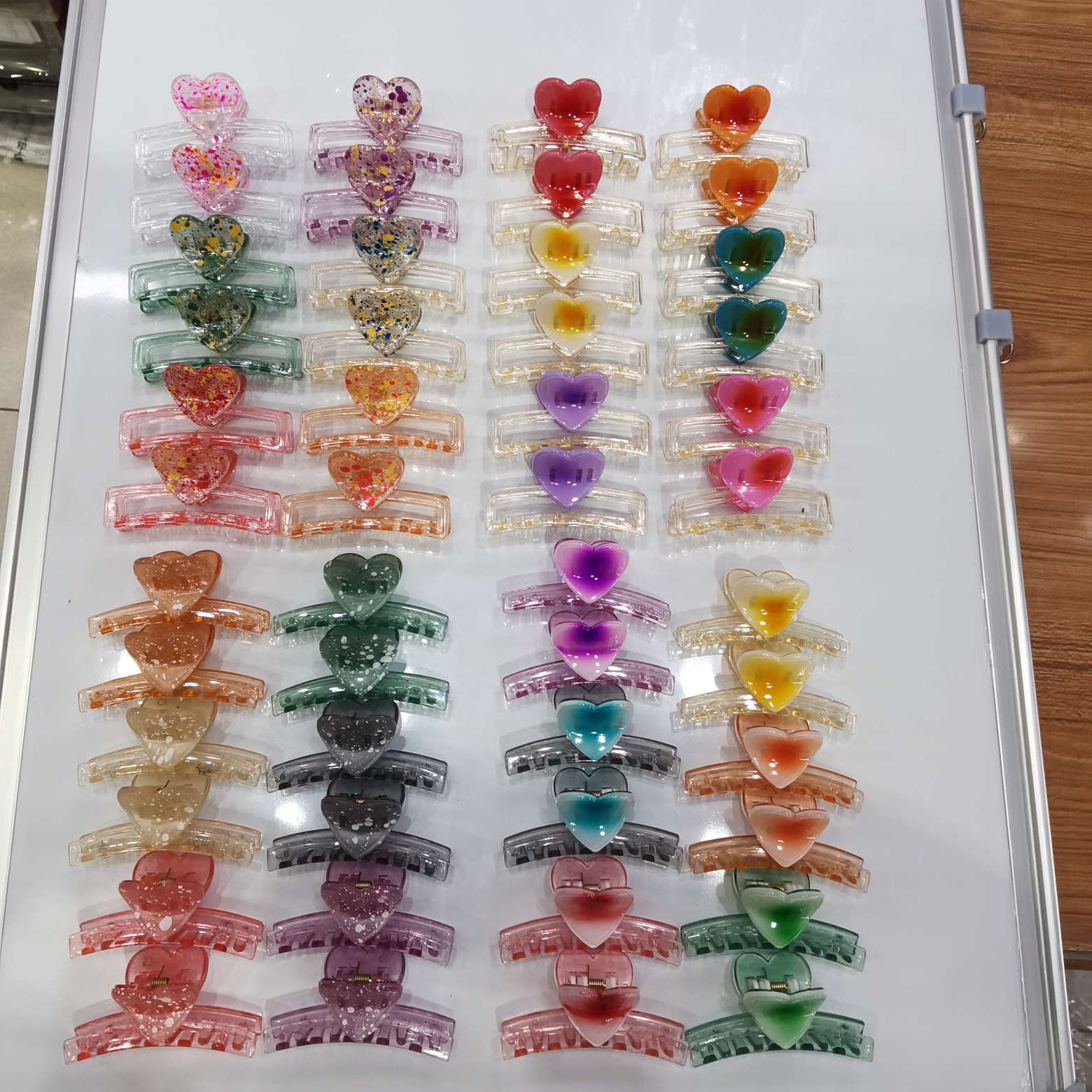 6 cm reverse-sprayed transparent pearlescent dual-color plastic gripper detail image 5