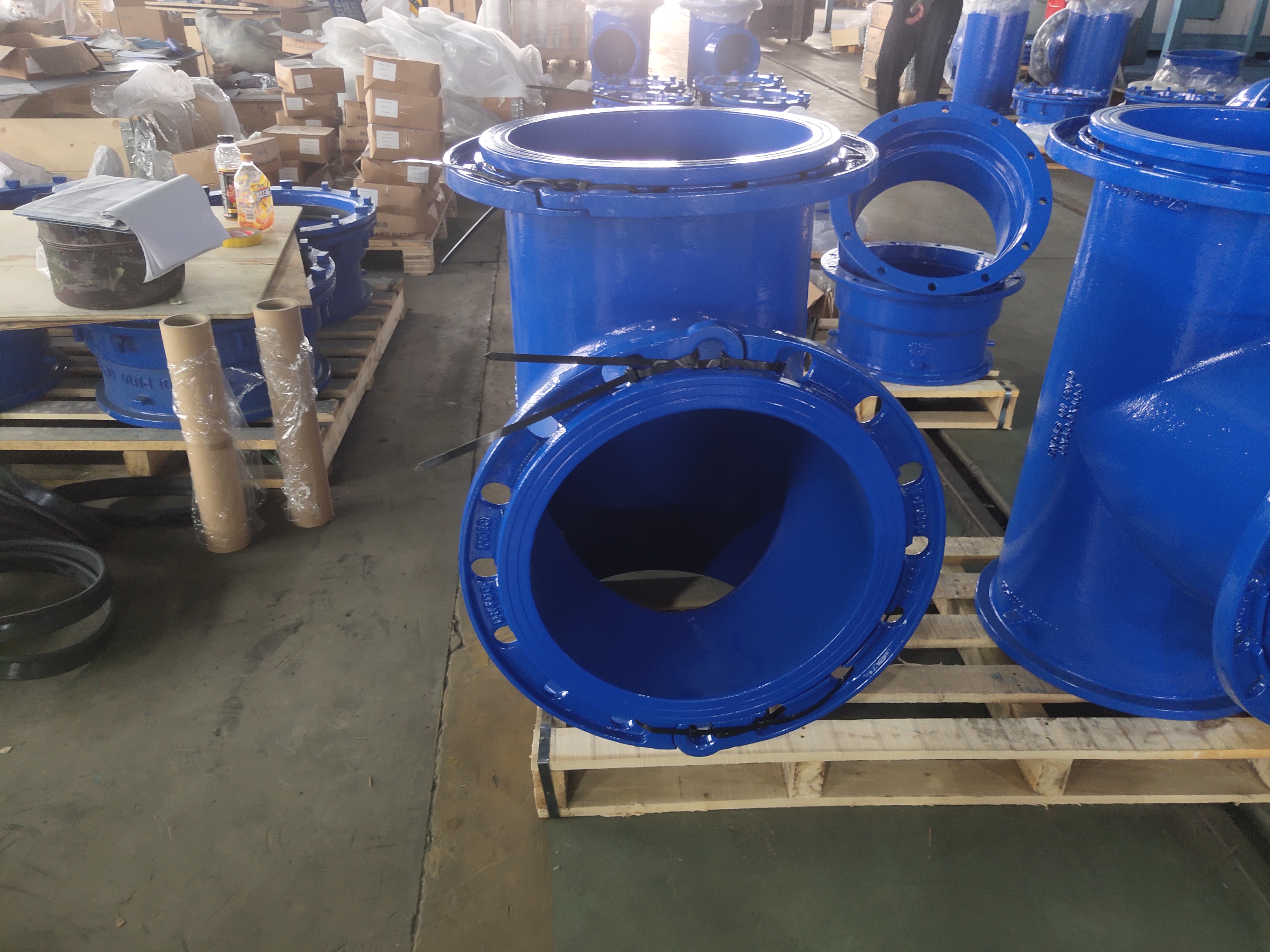 K-tee, movable flange