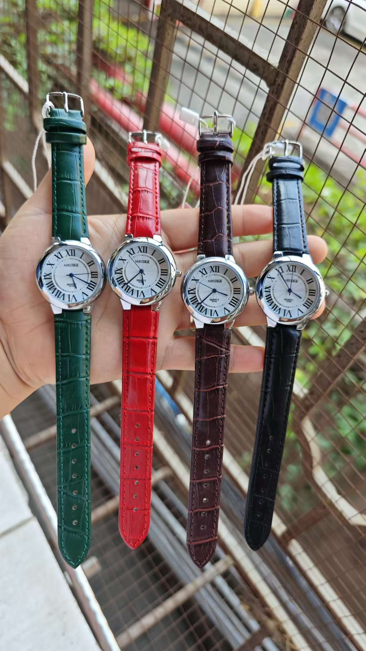 2024时尚女士石英表 高级饰品手表 机械怪兽外星飞船设计 电子手錶 精准时间显示产品图