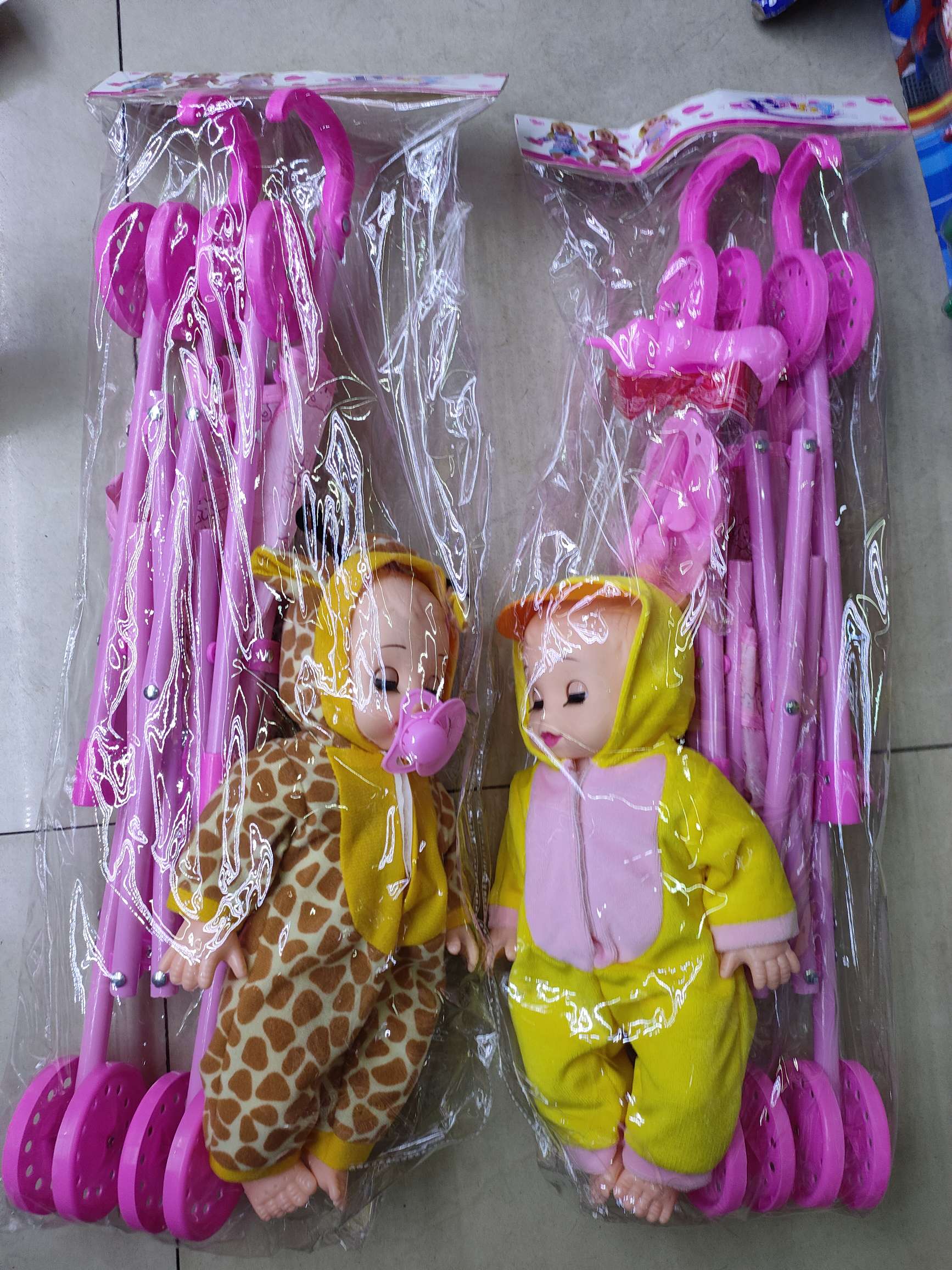 新款热销娃娃带推车，卡头袋包装，清装不混装。17.9/个，48个/箱。娃娃新款热销高档精美