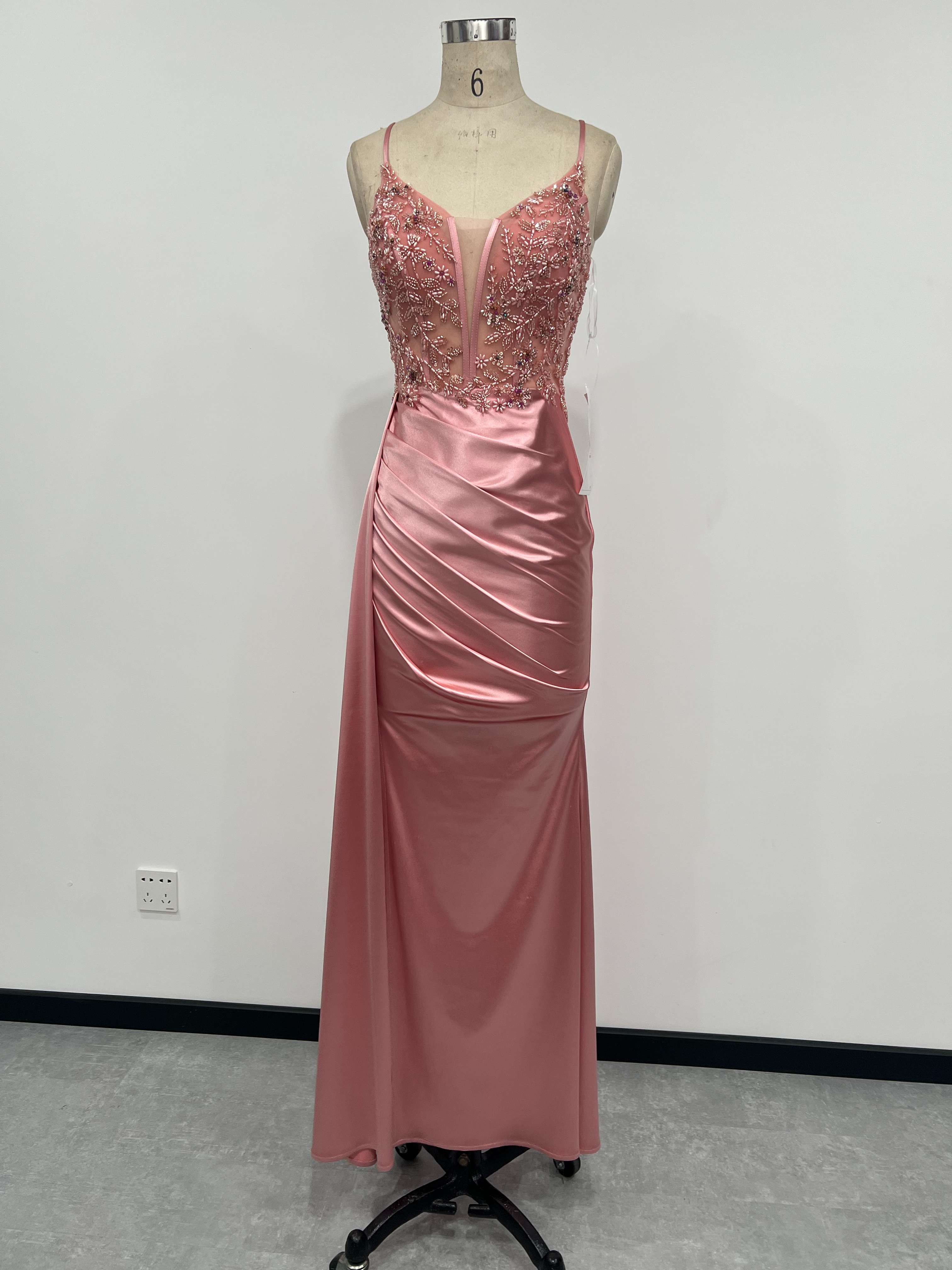 婚纱礼服/婚纱/婚嫁/黑色半袖/服装店模特产品图