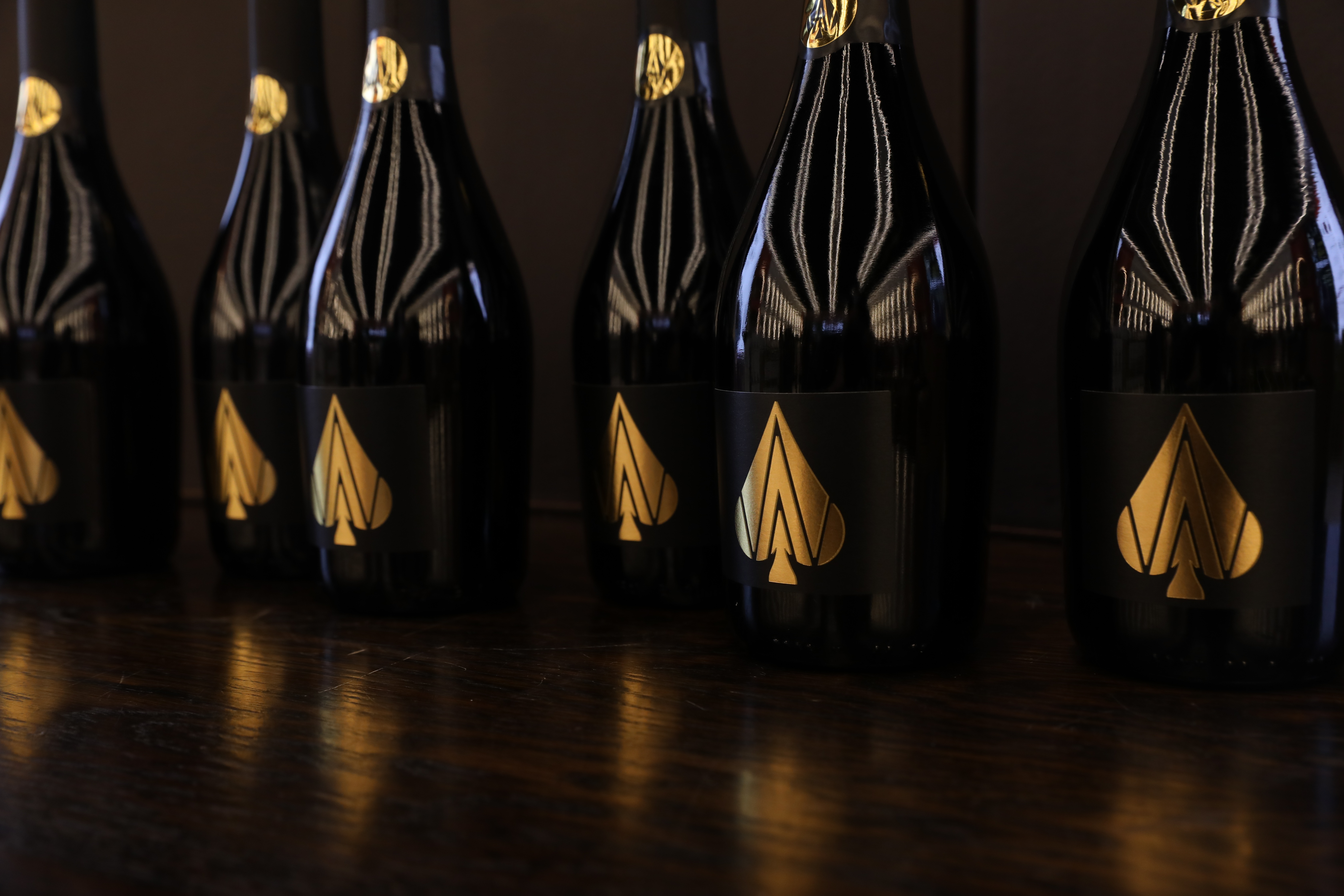 无醇啤酒/XO/葡萄酒/小瓶酒/白酒茅台白底实物图