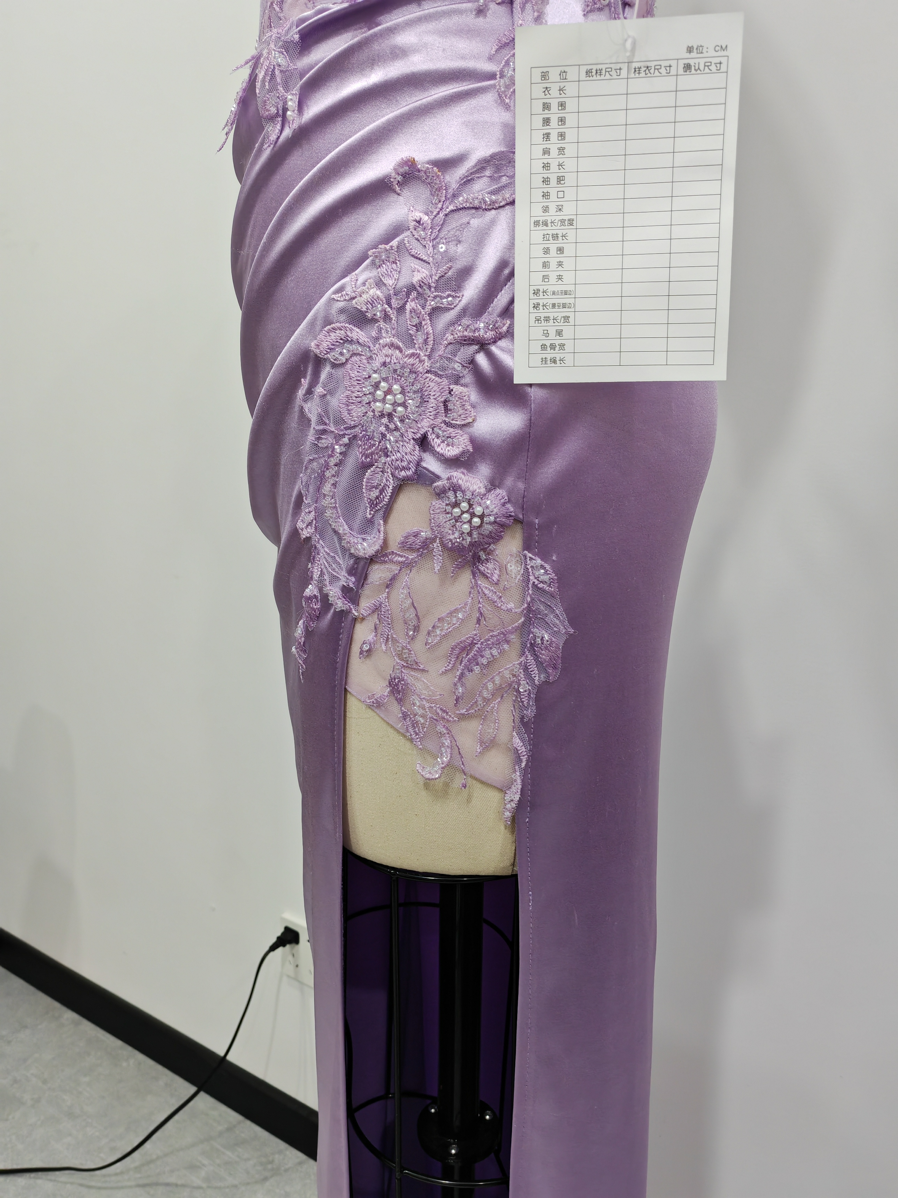 礼服/婚纱礼服/旗袍少女修身气质/大码婚纱/秀禾白底实物图