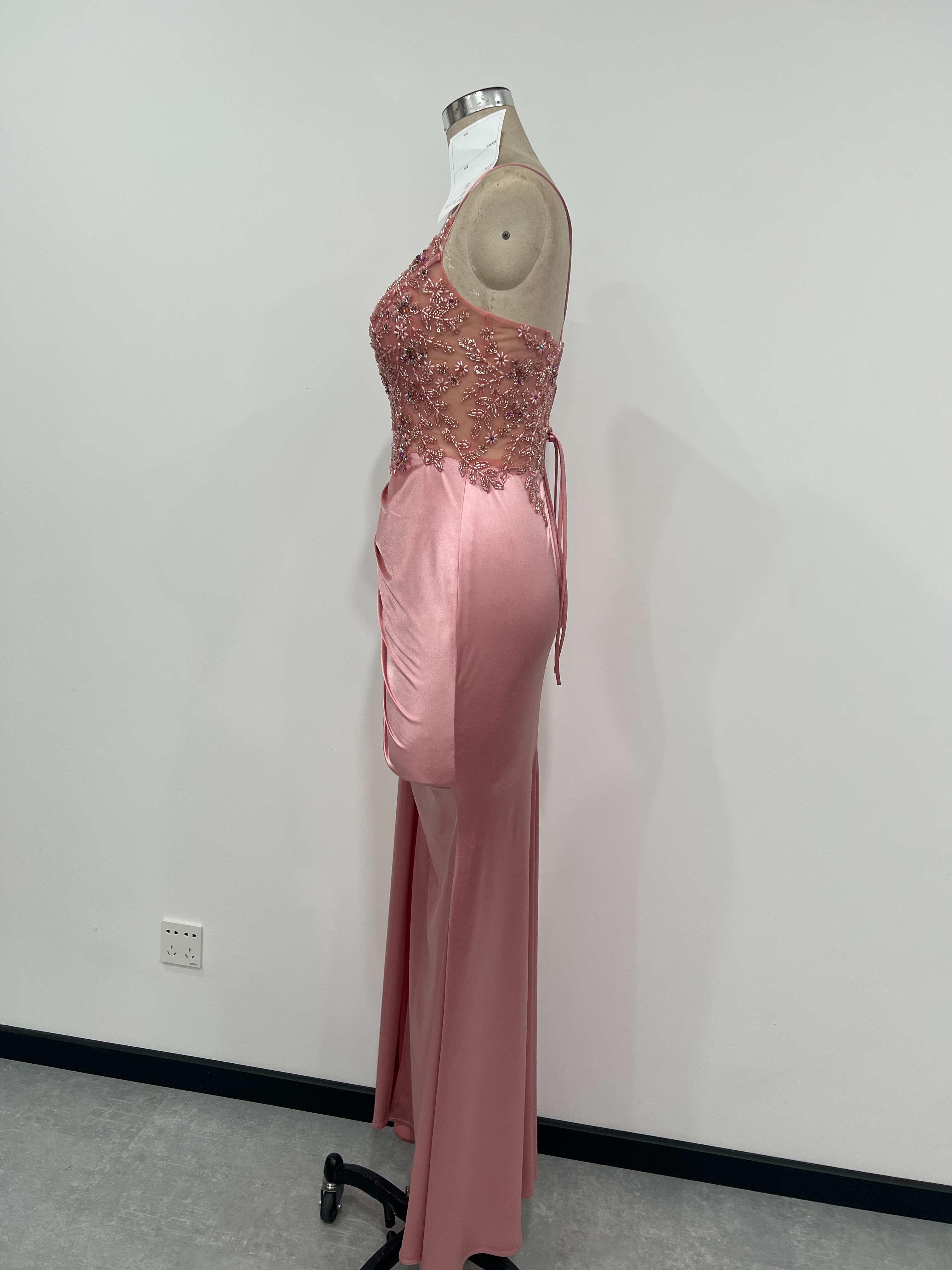 婚纱礼服/婚纱/婚嫁/黑色半袖/服装店模特细节图