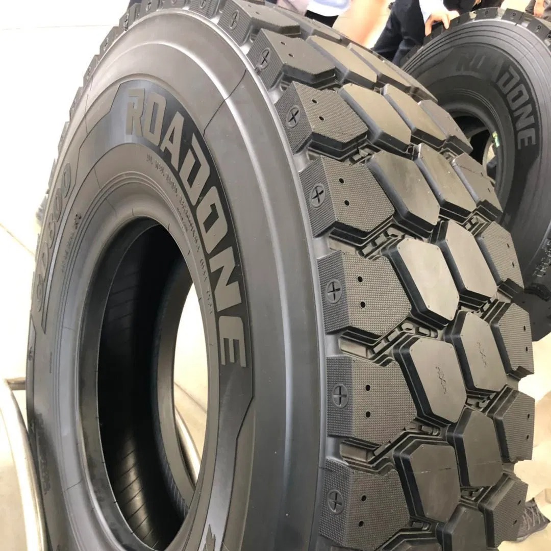 高品质子午线纵向花纹重型卡车轮胎内胎卡车 TBR 轮胎白底实物图