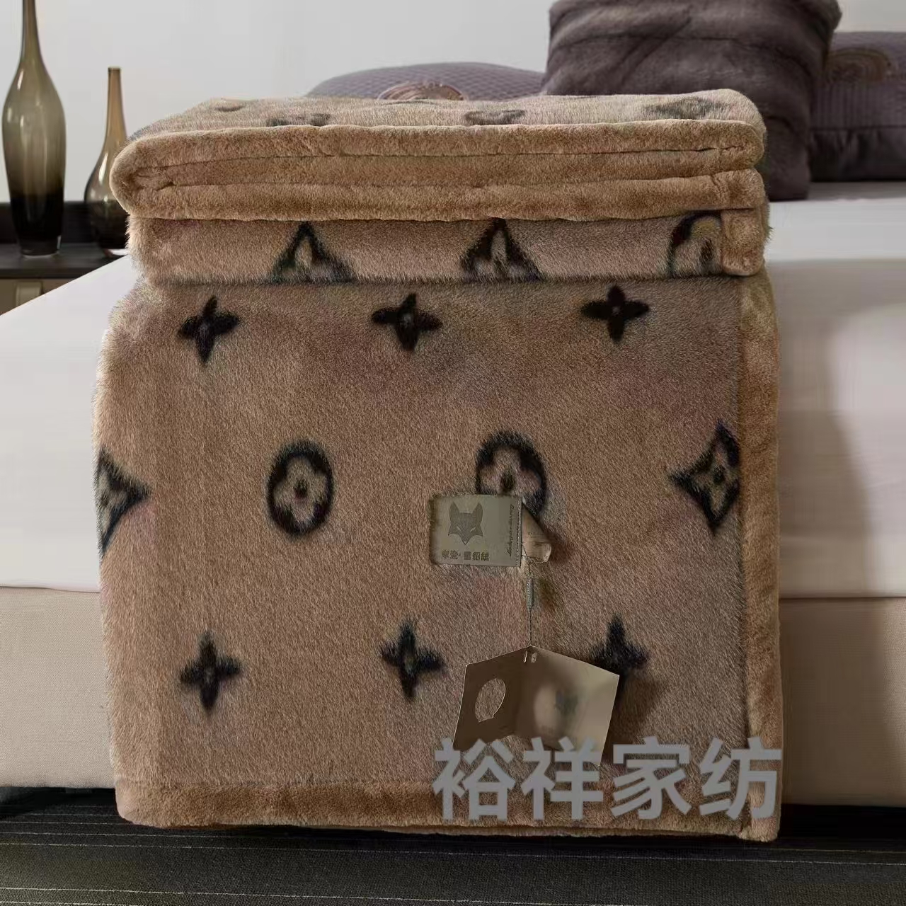 The thick, double-sided fleece printed high-end brand blanket can be mixed and matched in color for cross-border use Application Scenario