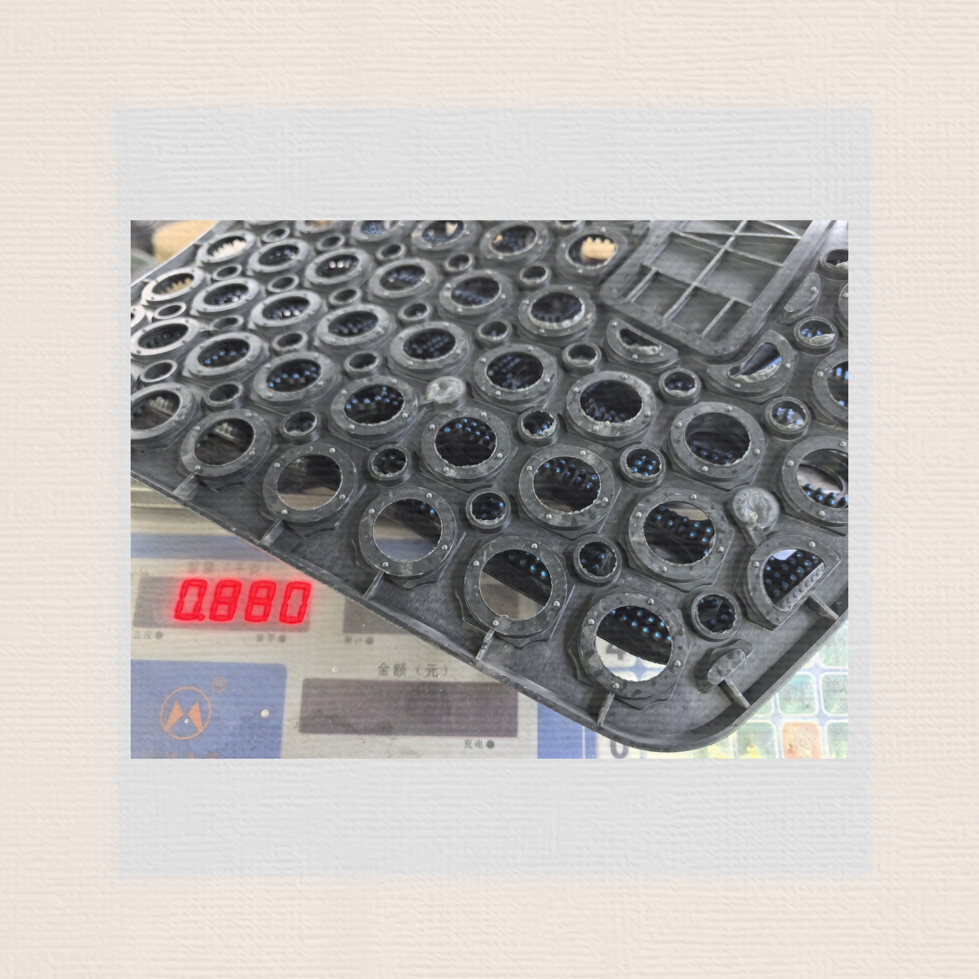 PVC round hole door mat, kitchen waterproof mat, bathroom mat, anti-slip mat, injection molded welcome floor mat, size 40*60cm, mixed with 5 regular colors Application Scenario