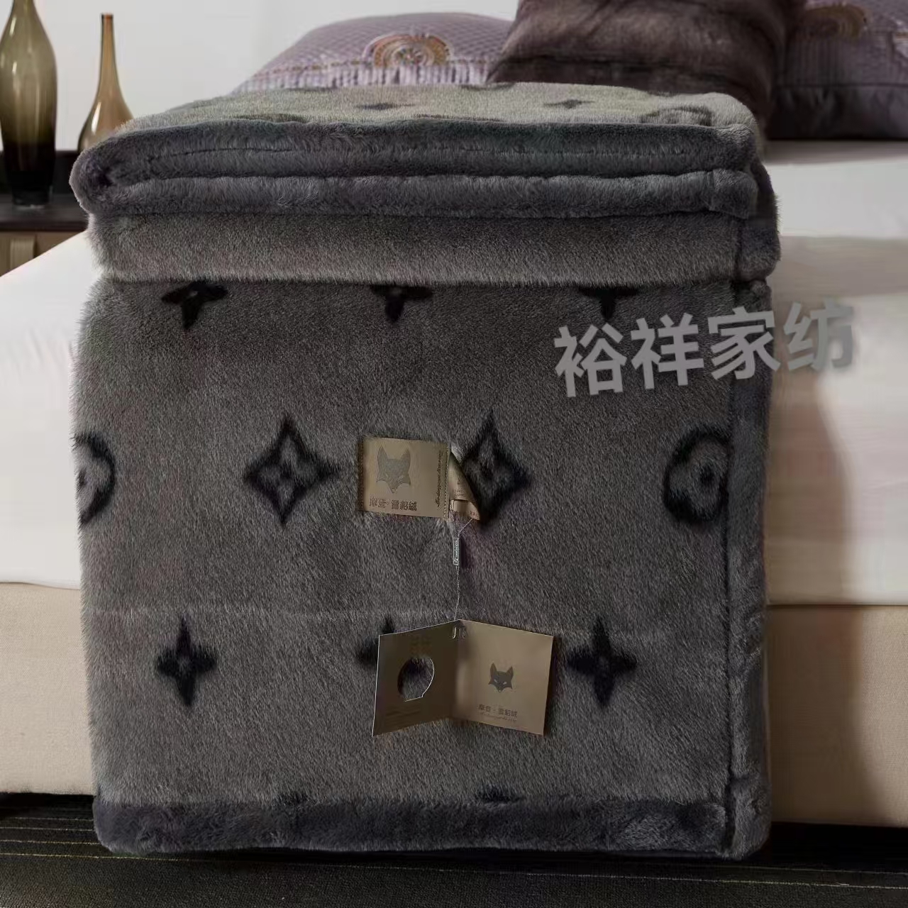 The thick, double-sided fleece printed high-end brand blanket can be mixed and matched in color for cross-border use details Picture