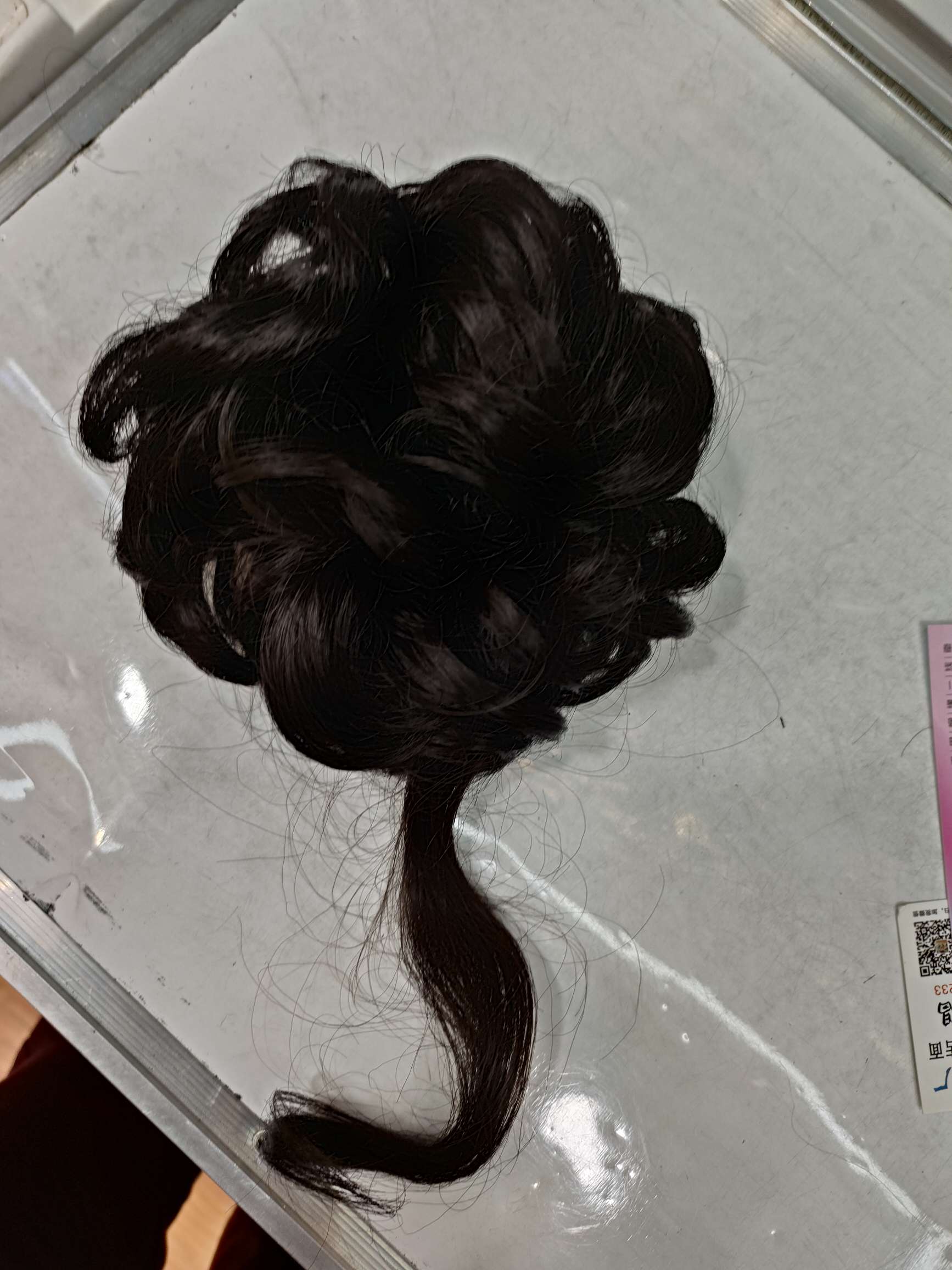 Elegant long beard, curly hair, false hair, hair bands, cheongsam, ancient style, bun hairstyle, naturally fluffy hair, enhancing hairstyle