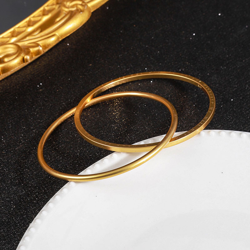 In 2024, Douyin's best-selling simple double-loop four-leaf clover bracelet, sand gold titanium steel plain loop coil bracelet, non-fading women's fine traditional plain loop bracelet details Picture