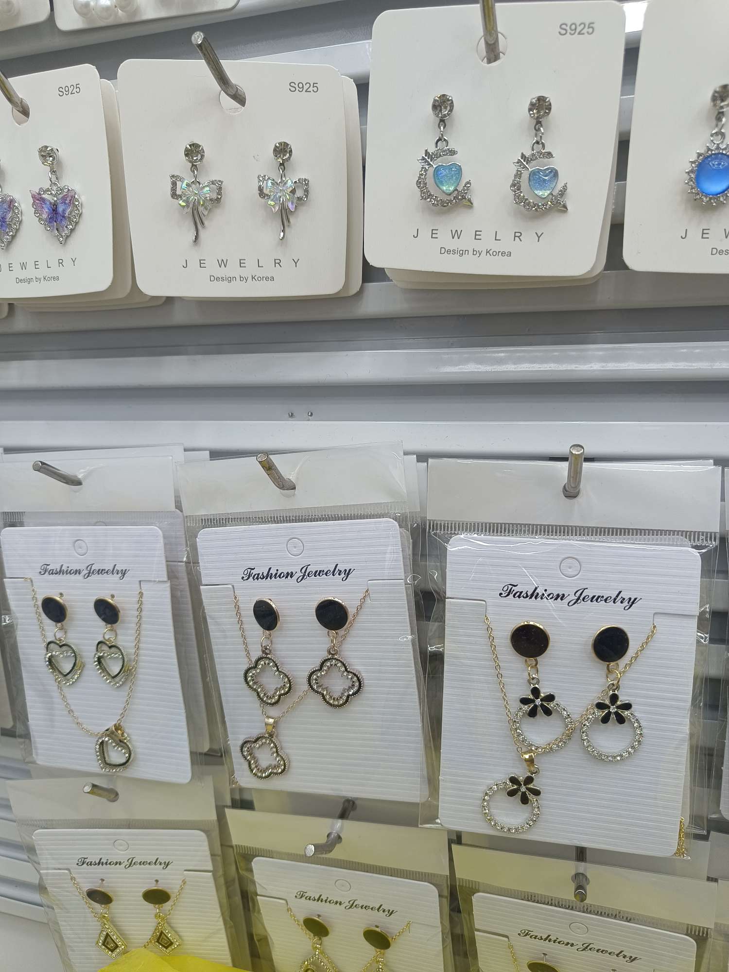 Creative jewelry pearl stud earrings with unique design, simple and fashionable earrings, high-quality and durable earrings detail image 5