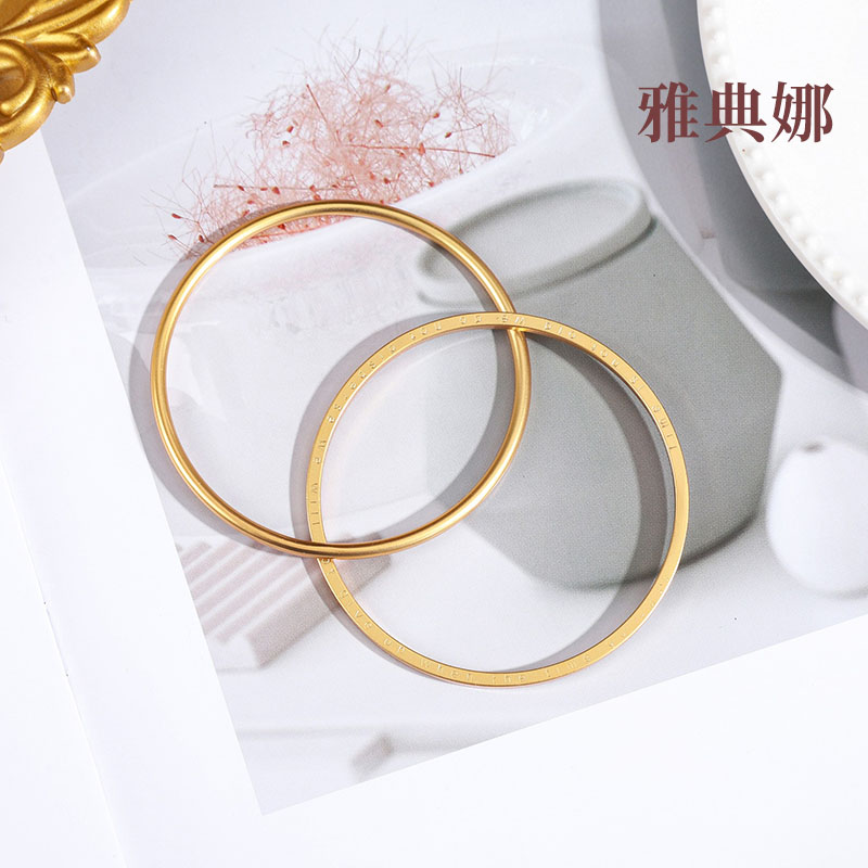 In 2024, Douyin's best-selling simple double-loop four-leaf clover bracelet, sand gold titanium steel plain loop coil bracelet, non-fading women's fine traditional plain loop bracelet Application Scenario