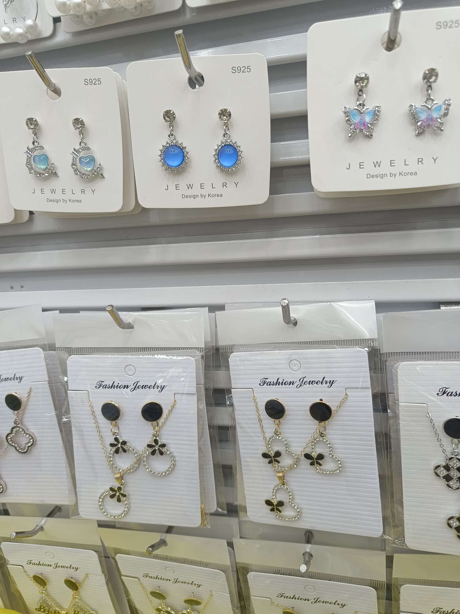 Creative pearl stud earrings, unique design, simple and fashionable, ladies' jewelry, unique taste, ear decoration detail image 3