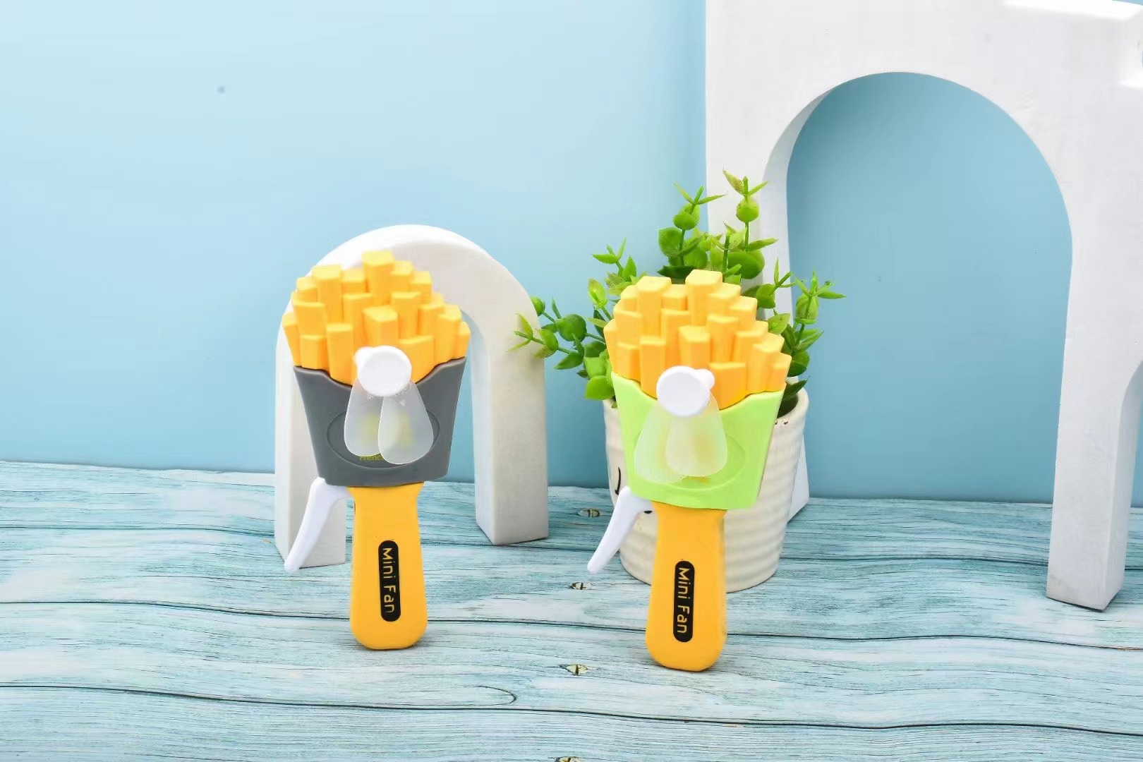 The new mini fan for French fries, mini hand fan, handheld mini hand-pressing fan, a hot-selling hand-pressing fan at street stalls, a gift for Children's Day on June 1st. Mini hand-pressing fan Application Scenario