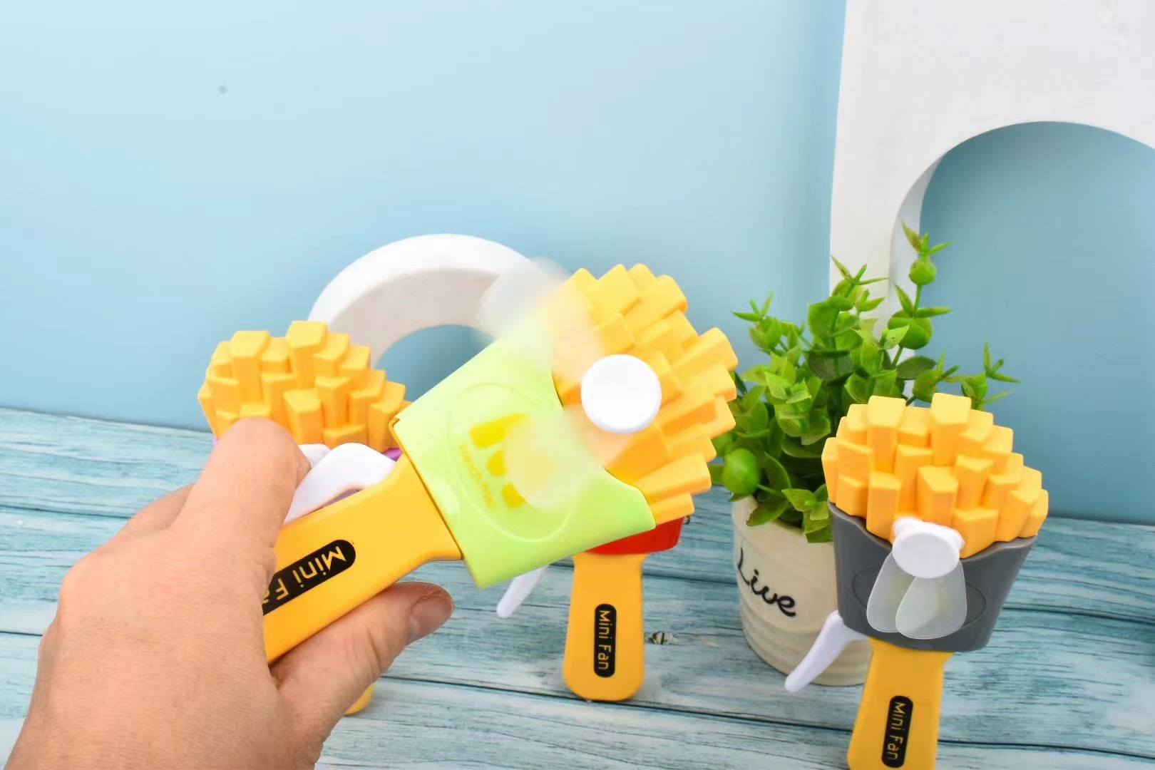The new mini fan for French fries, mini hand fan, handheld mini hand-pressing fan, a hot-selling hand-pressing fan at street stalls, a gift for Children's Day on June 1st. Mini hand-pressing fan Item Picture