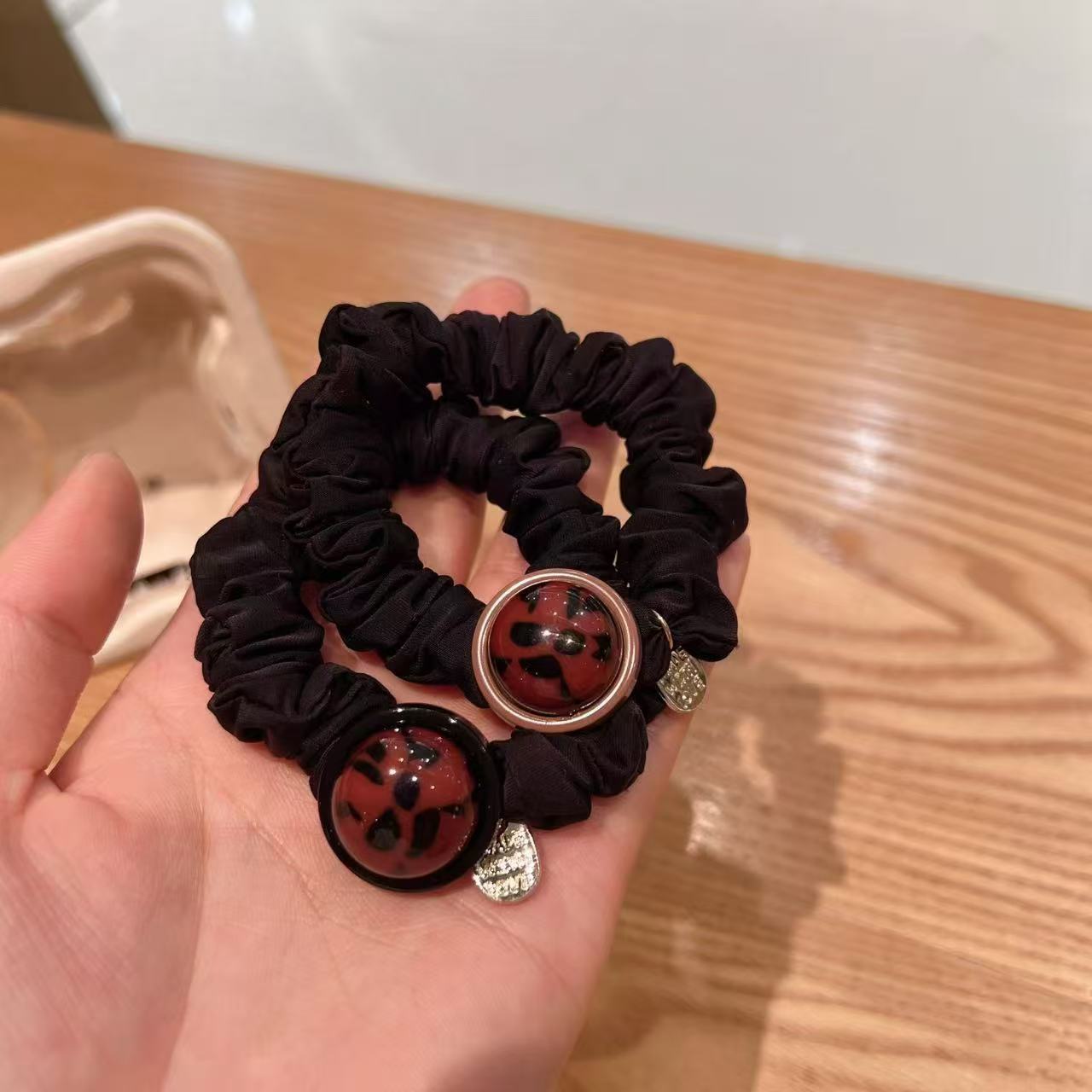 Five-pointed star small intestine hair tie for women, high-end look, simple and elegant, high-elasticity and durable rubber band, hair tie with pearls Item Picture