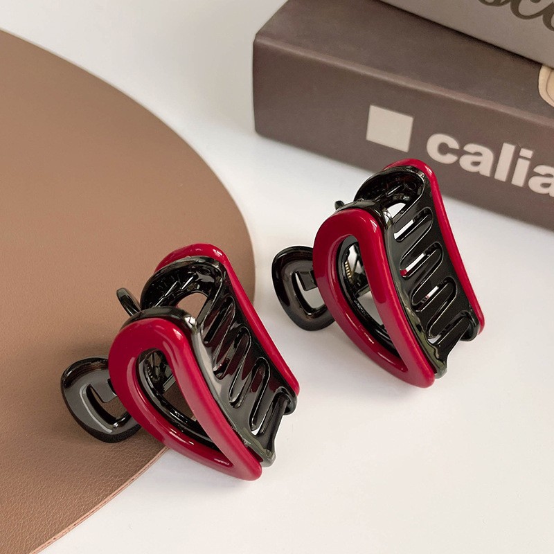 新客大红色时尚抓夹，展现出独特的精致感。它宛如一颗璀璨详情图7