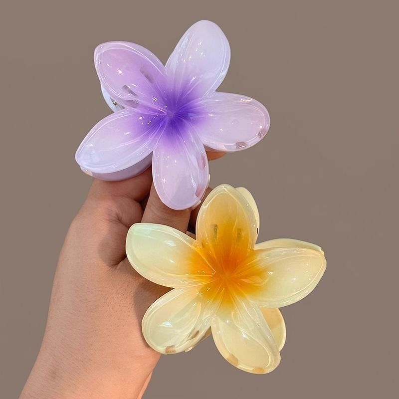 The new frangipani vacation hairpin from Super Fairy Beach is a stylish photo clip with a shark claw clip, half-tied at the back of the head detail image 4