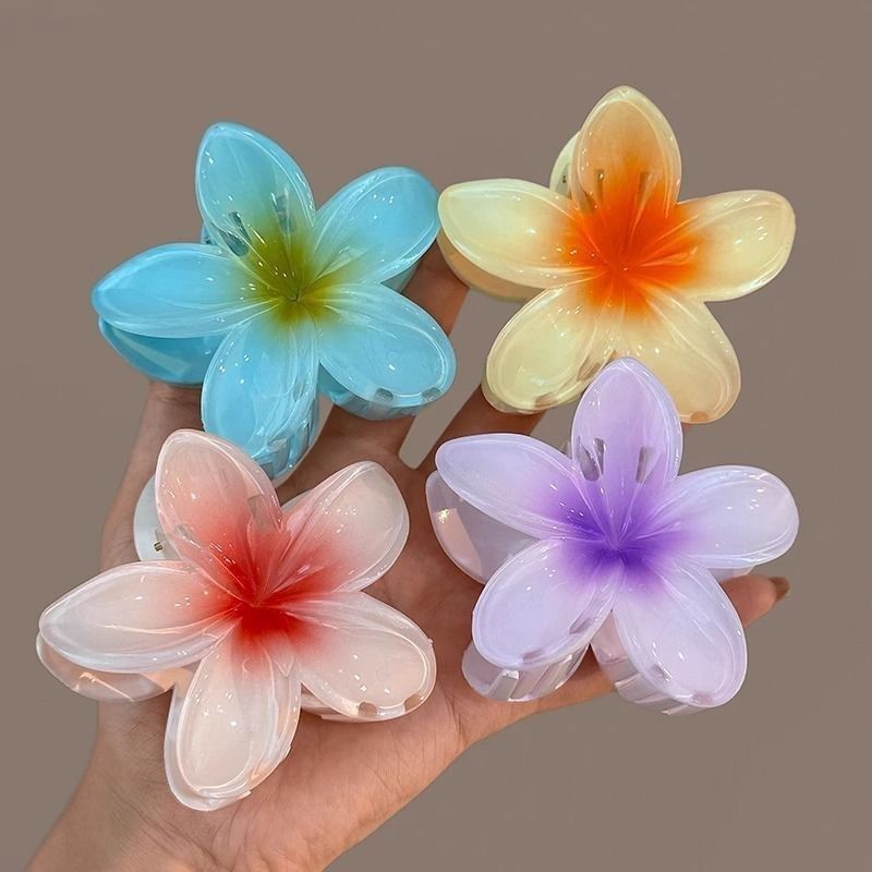 The new frangipani vacation hairpin from Super Fairy Beach is a stylish photo clip with a shark claw clip, half-tied at the back of the head Specification image