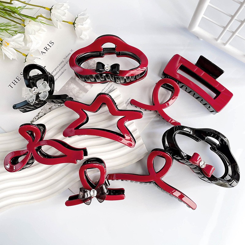 新客大红色时尚抓夹，展现出独特的精致感。它宛如一颗璀璨