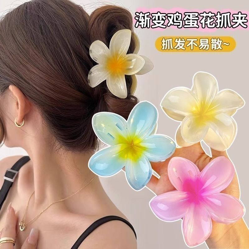 The new frangipani vacation hairpin from Super Fairy Beach is a stylish photo clip with a shark claw clip, half-tied at the back of the head