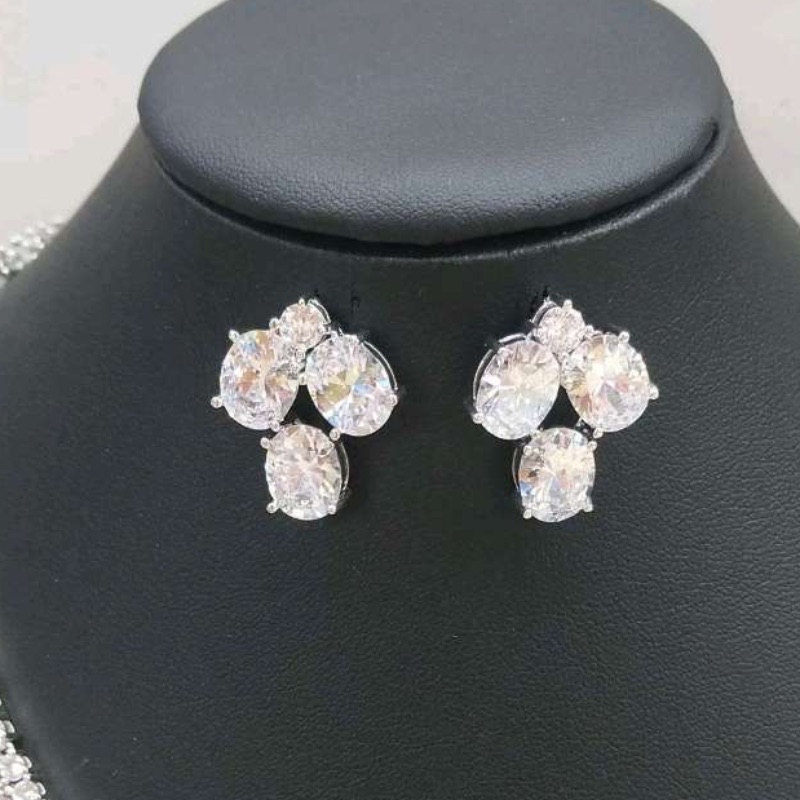 European and American style glass essential oil bottle, necklace and accessory set, retro earrings, high-end jewelry gift box, decorative items, European and American jewelry, jewelry set, banquet selection, dazzling and eye-catching. details Picture