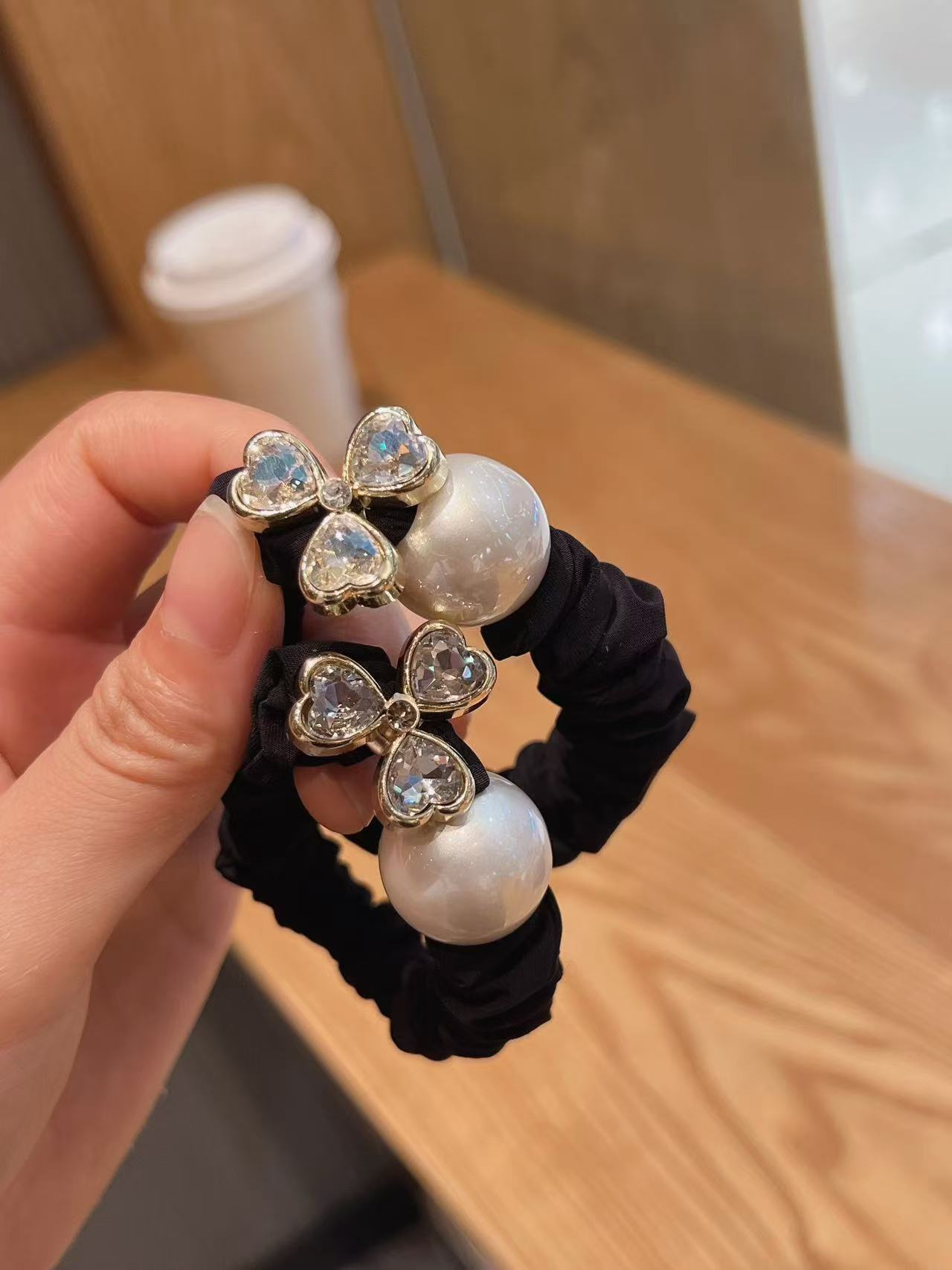 Five-pointed star small intestine hair tie for women, high-end look, simple and elegant, high-elasticity and durable rubber band, hair tie with pearls Application Scenario