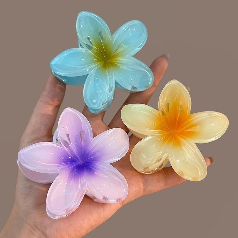 The new frangipani vacation hairpin from Super Fairy Beach is a stylish photo clip with a shark claw clip, half-tied at the back of the head details Picture