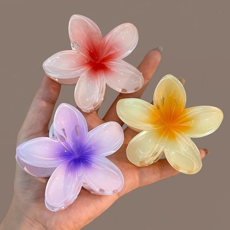 The new frangipani vacation hairpin from Super Fairy Beach is a stylish photo clip with a shark claw clip, half-tied at the back of the head detail image 2