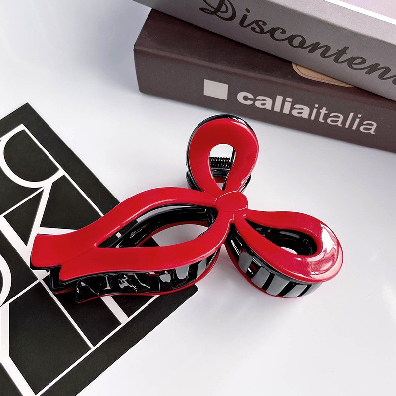 新客大红色时尚抓夹，展现出独特的精致感。它宛如一颗璀璨详情图4