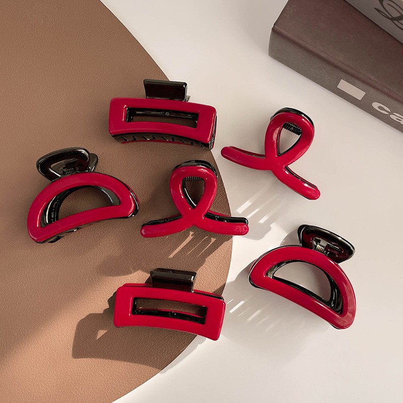 新客大红色时尚抓夹，展现出独特的精致感。它宛如一颗璀璨详情图8