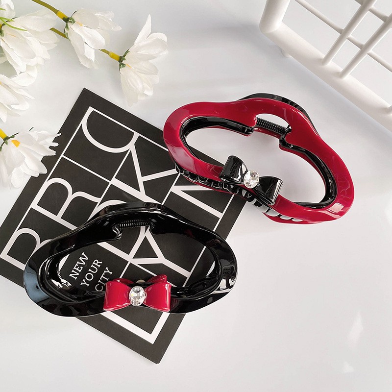 新客大红色时尚抓夹，展现出独特的精致感。它宛如一颗璀璨细节图