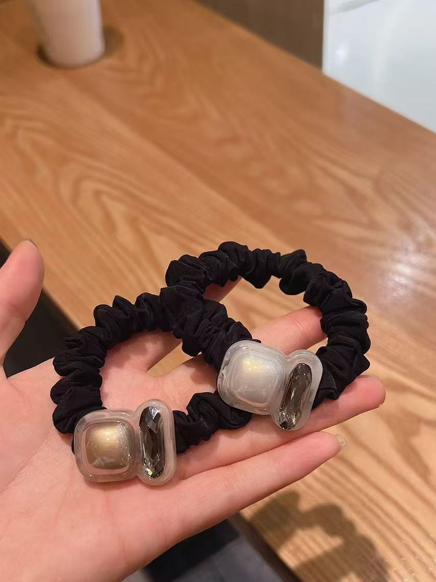 Five-pointed star small intestine hair tie for women, high-end look, simple and elegant, high-elasticity and durable rubber band, hair tie with pearls details Picture