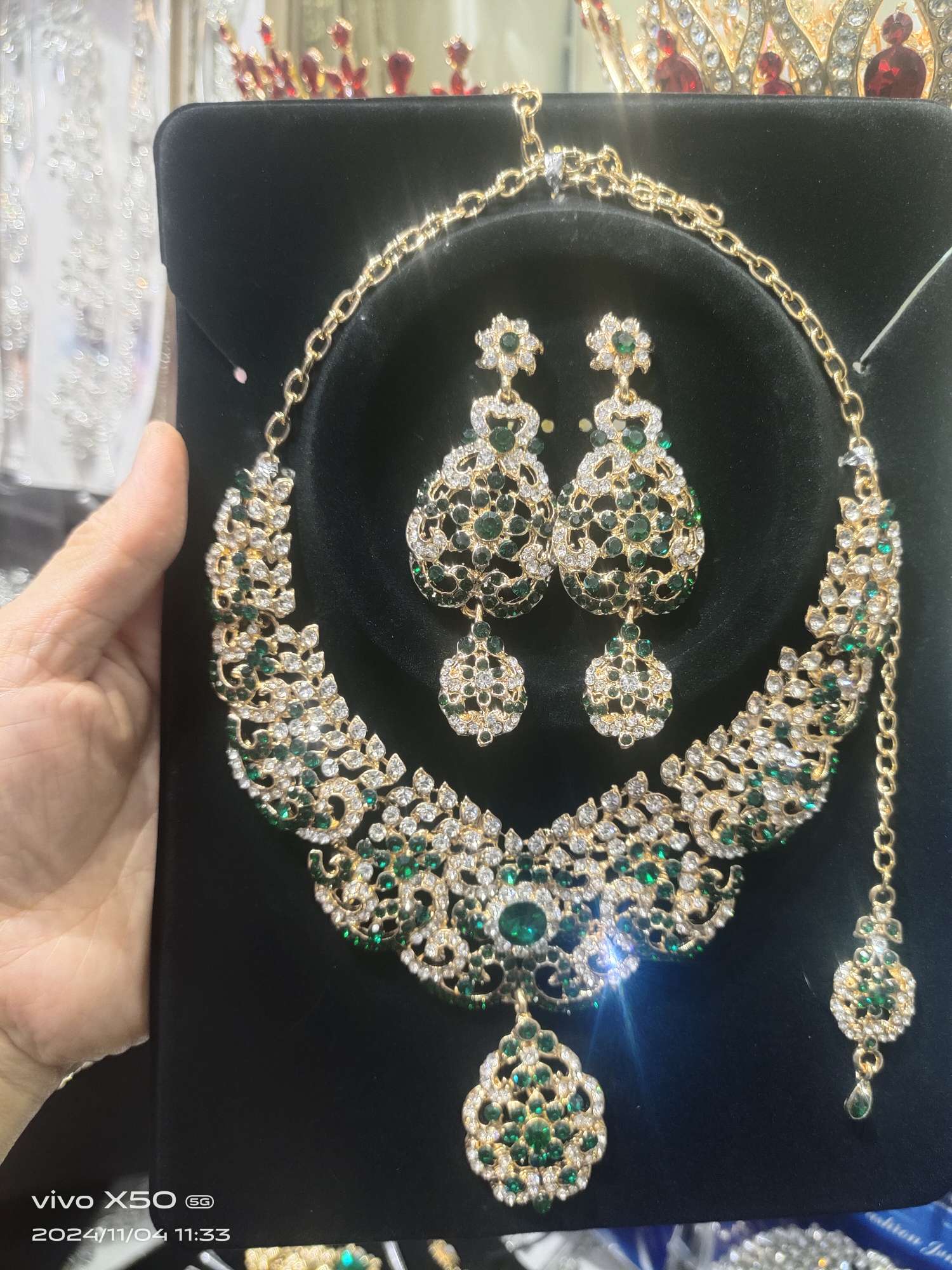 新娘头饰饰品 精致塑料皇冠 花瓣装饰 发饰 优雅新娘皇冠 婚礼必备品白底实物图