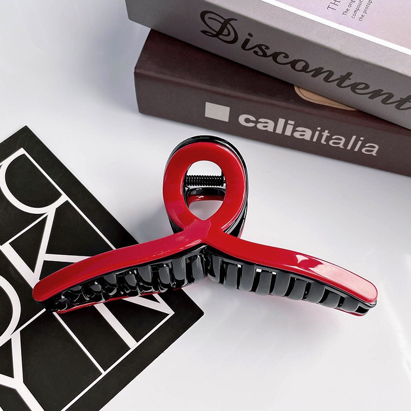 新客大红色时尚抓夹，展现出独特的精致感。它宛如一颗璀璨详情图6