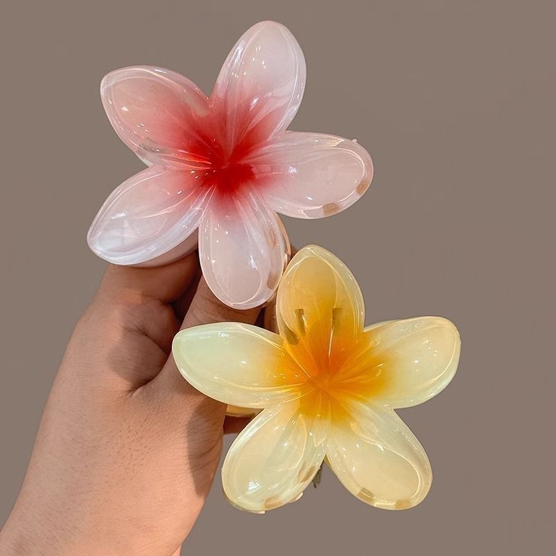 The new frangipani vacation hairpin from Super Fairy Beach is a stylish photo clip with a shark claw clip, half-tied at the back of the head Application Scenario