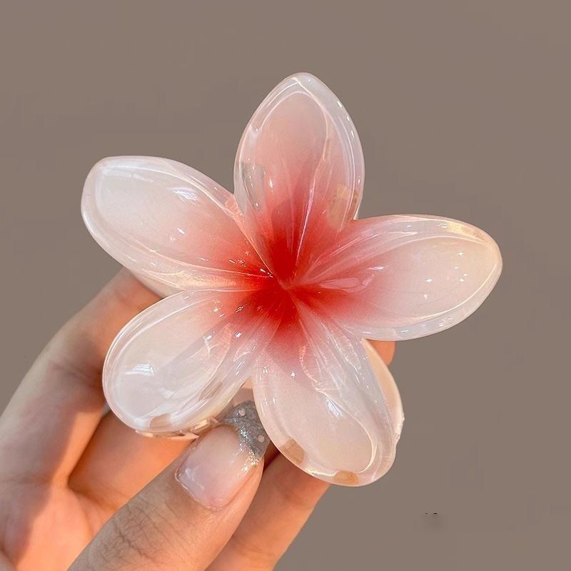 The new frangipani vacation hairpin from Super Fairy Beach is a stylish photo clip with a shark claw clip, half-tied at the back of the head detail image 3