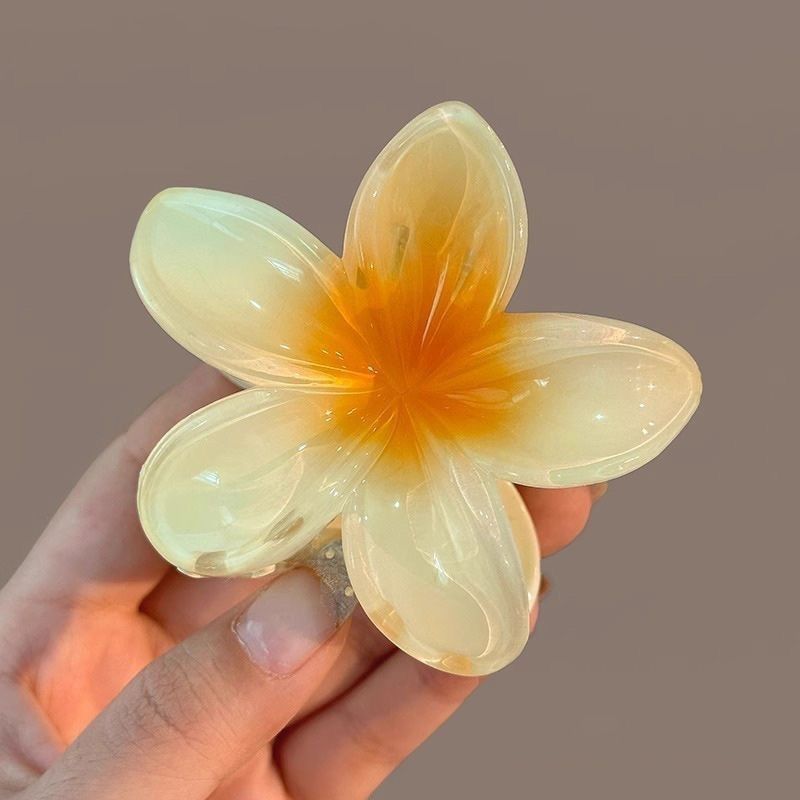 The new frangipani vacation hairpin from Super Fairy Beach is a stylish photo clip with a shark claw clip, half-tied at the back of the head Item Picture