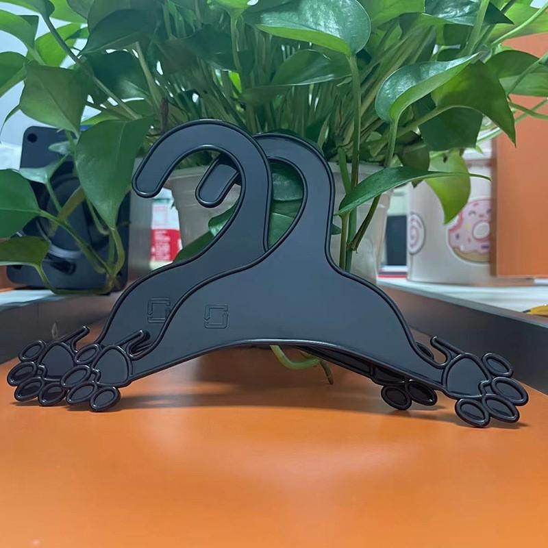Customized in Sto Supply Meiqi Pet Clothes Hanger Pstic Dog's Paw Shape Pet Clothing Special Hanger