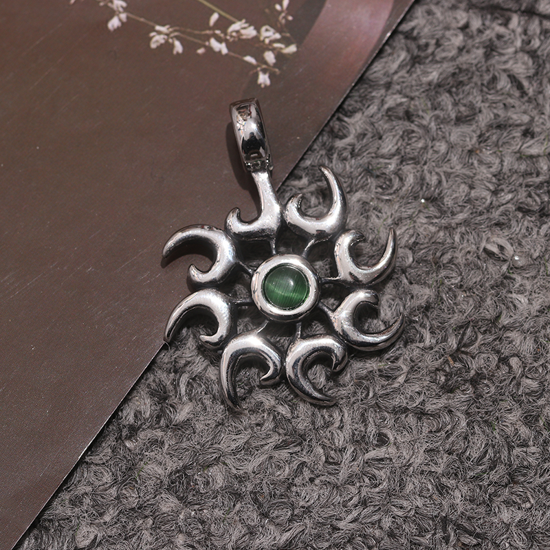 新款时尚男士钛钢不修钢复古朋克风吊坠风火轮绿色玛瑙毛衣链