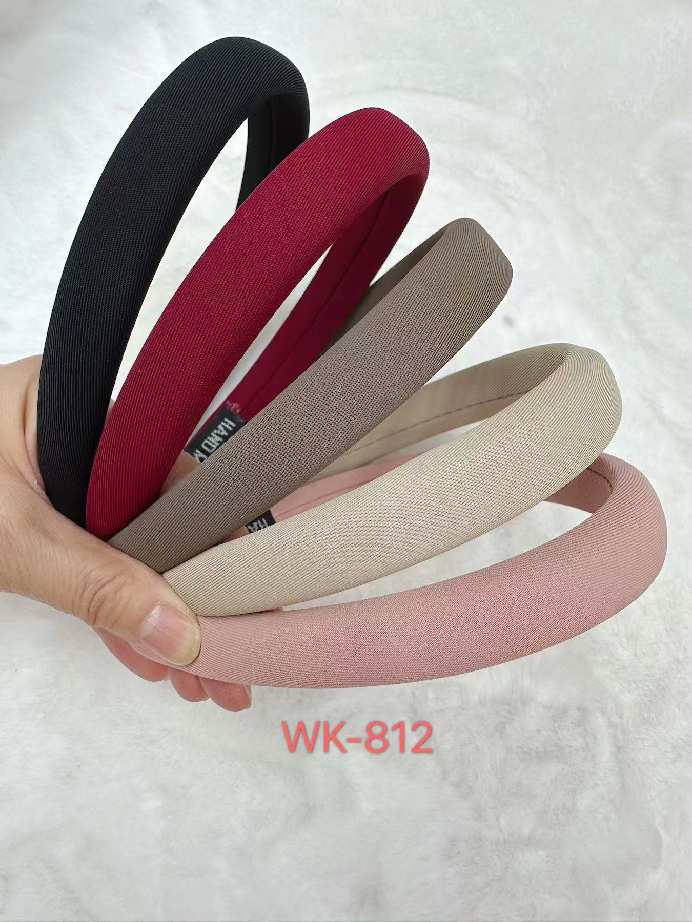 The retro checkered hairband for autumn and winter, the high top headband for women to wash their faces and press the hair clip, is versatile and comes with a high-end headwear Application Scenario