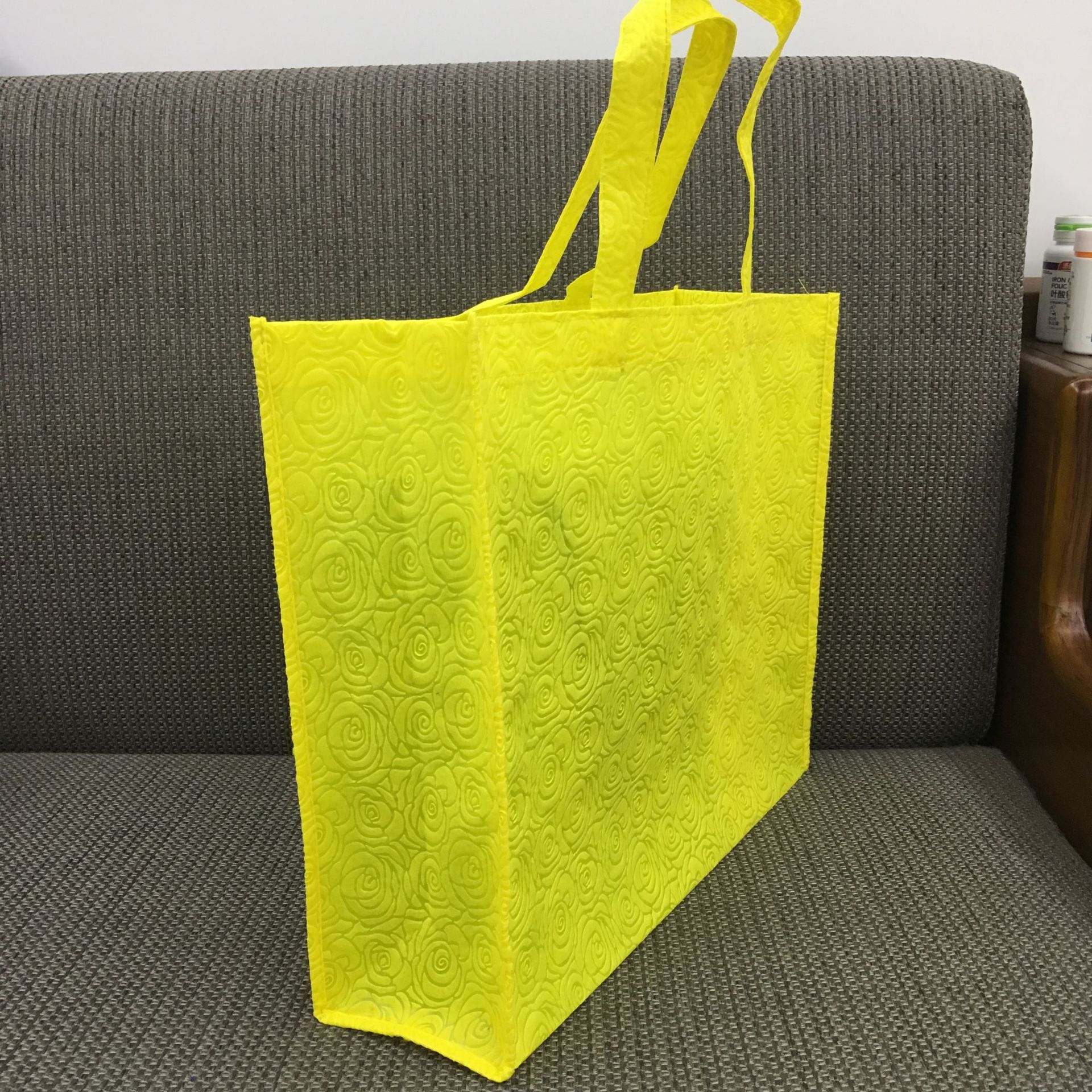 Factory direct sales of general packaging non-woven fabric handbags, new embossed non-woven fabric bags, supermarket shopping bags, clothing bags details Picture