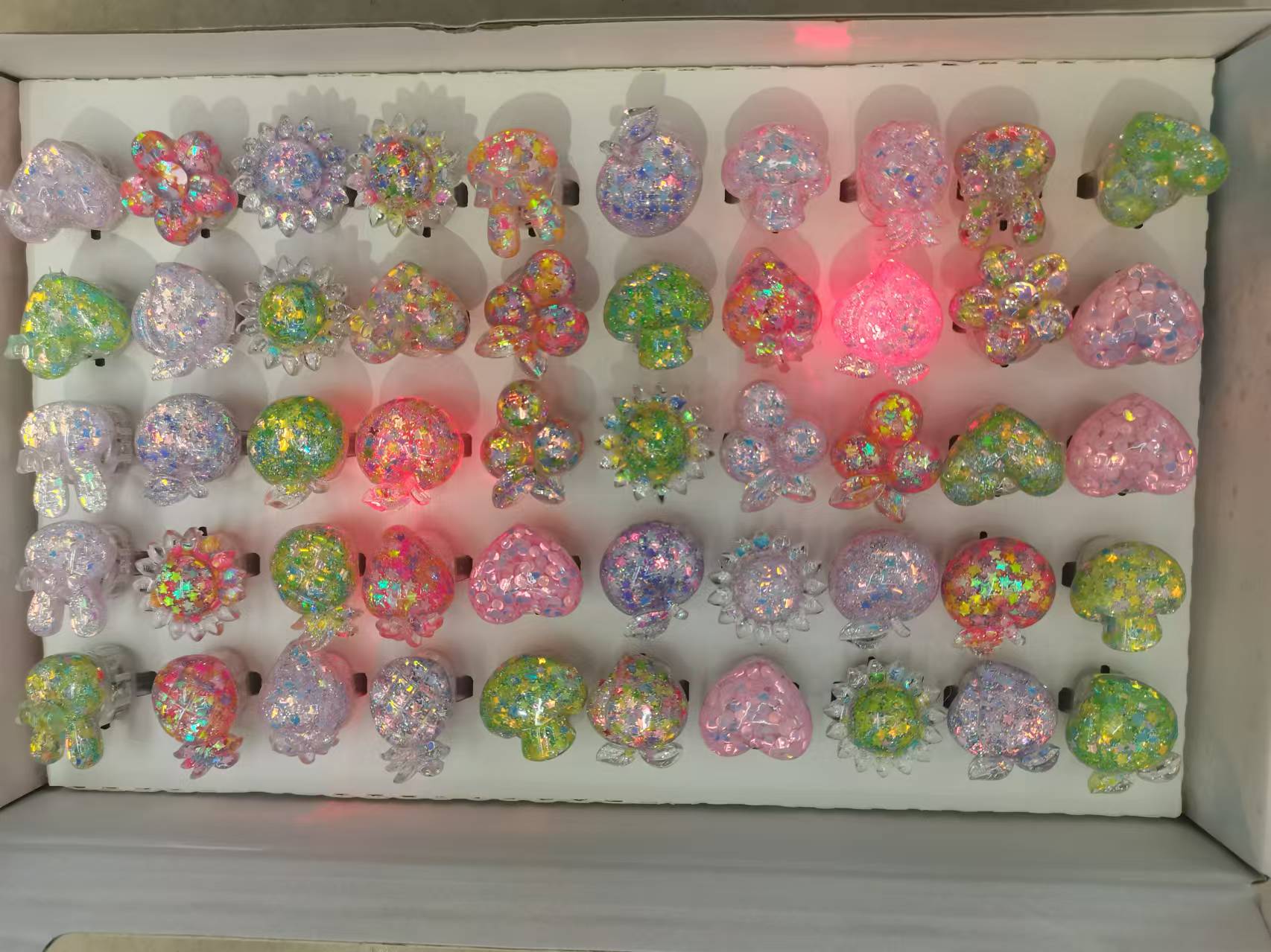 儿童发光戒指卡通氛围戒指可爱图案闪光玩具戒指厂家直销电子树脂戒指发光卡通戒指直销详情1