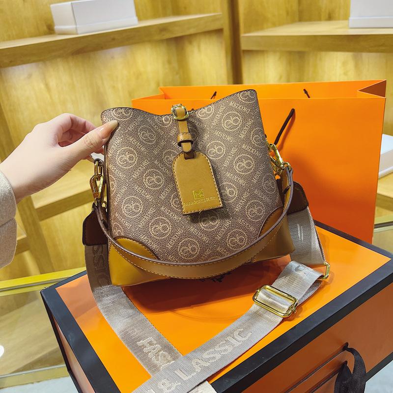 Retro Fashion Handbag Women's Bag Spring 2023 New Big Bags Shoulder Cross Body Bucket Bag Ladies' Mom Bag