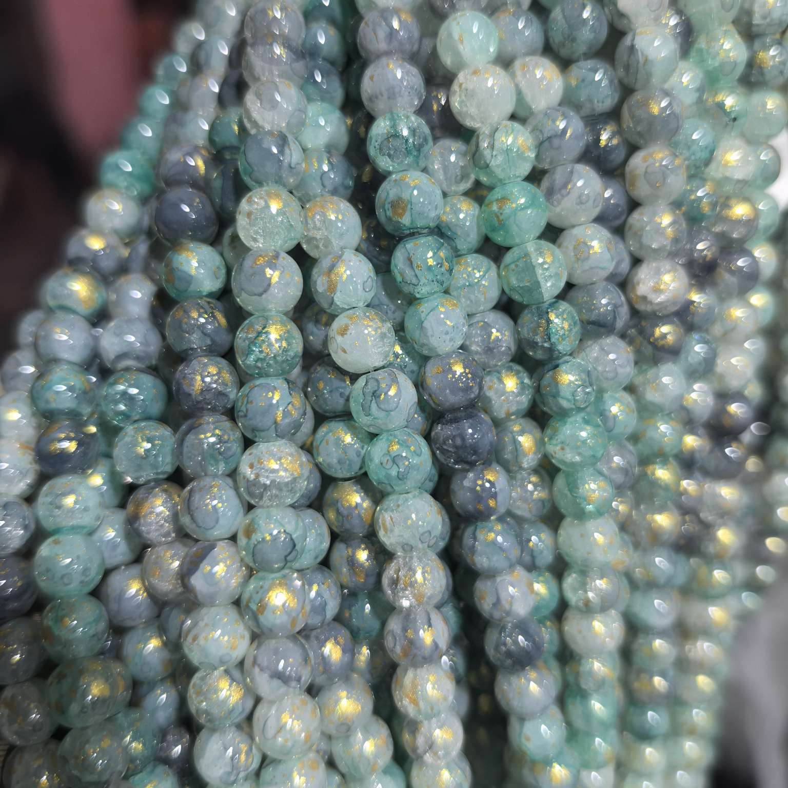 Factory direct supply of 10mm transparent burst beads, glass round beads, tinted glass beads, DIY handcrafted bracelet and necklace materials, traditional Chinese style version Application Scenario