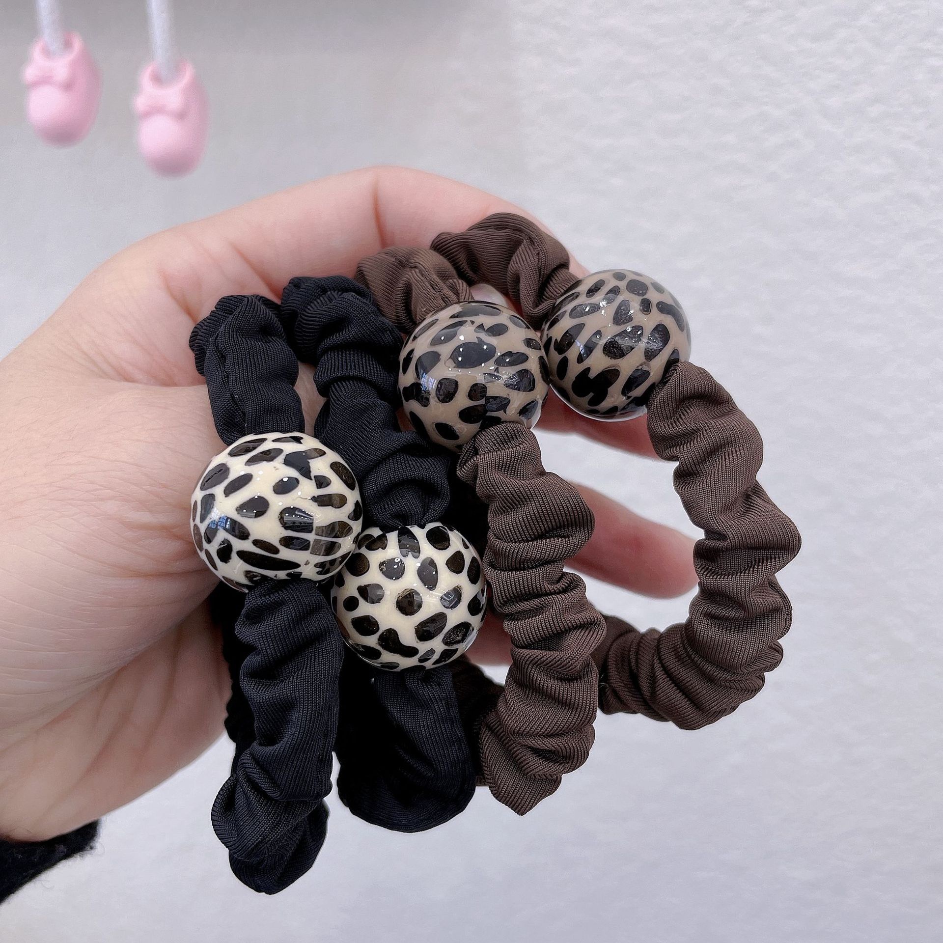 The Korean version of the leopard print small intestine ring is a multi-purpose bracelet with a simple style that can firmly pull off the girlish style of headbands
